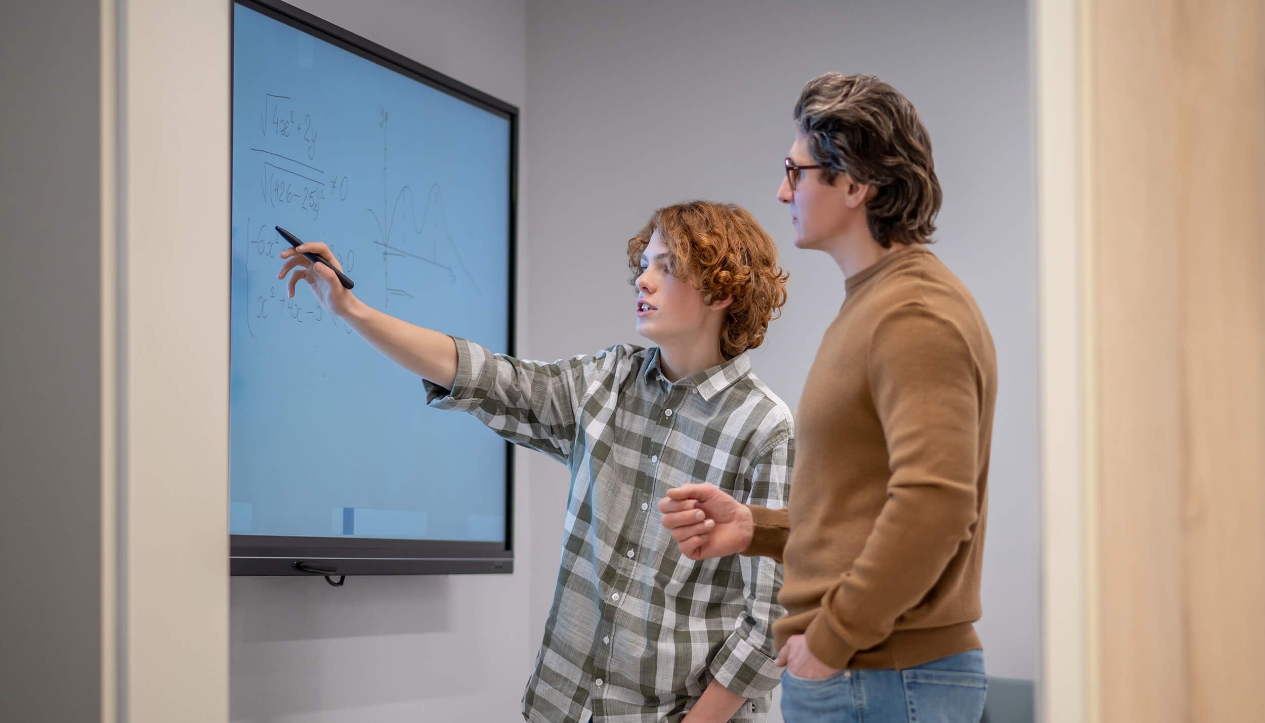 Schulunterricht mit digitaler Tafel als Symbol für Digitalpakt 2.0 Förderung